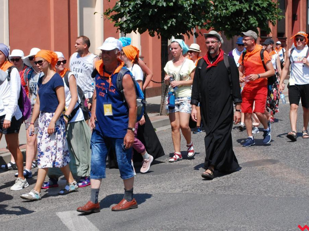 Drugi dzień pielgrzymki. Upalny dzień i chwila odpoczynku w Pyzdrach