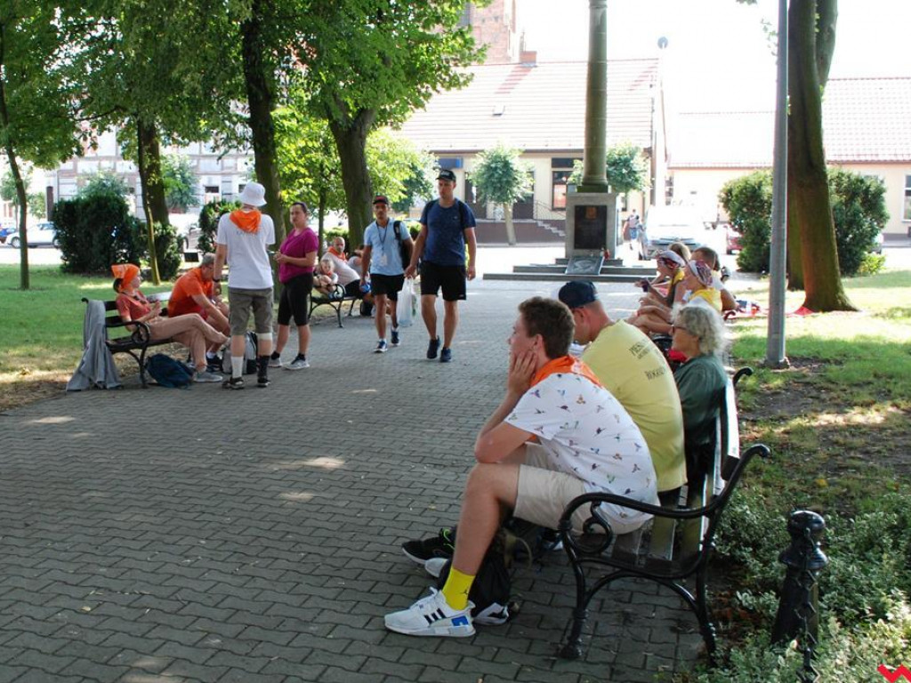 Drugi dzień pielgrzymki. Upalny dzień i chwila odpoczynku w Pyzdrach
