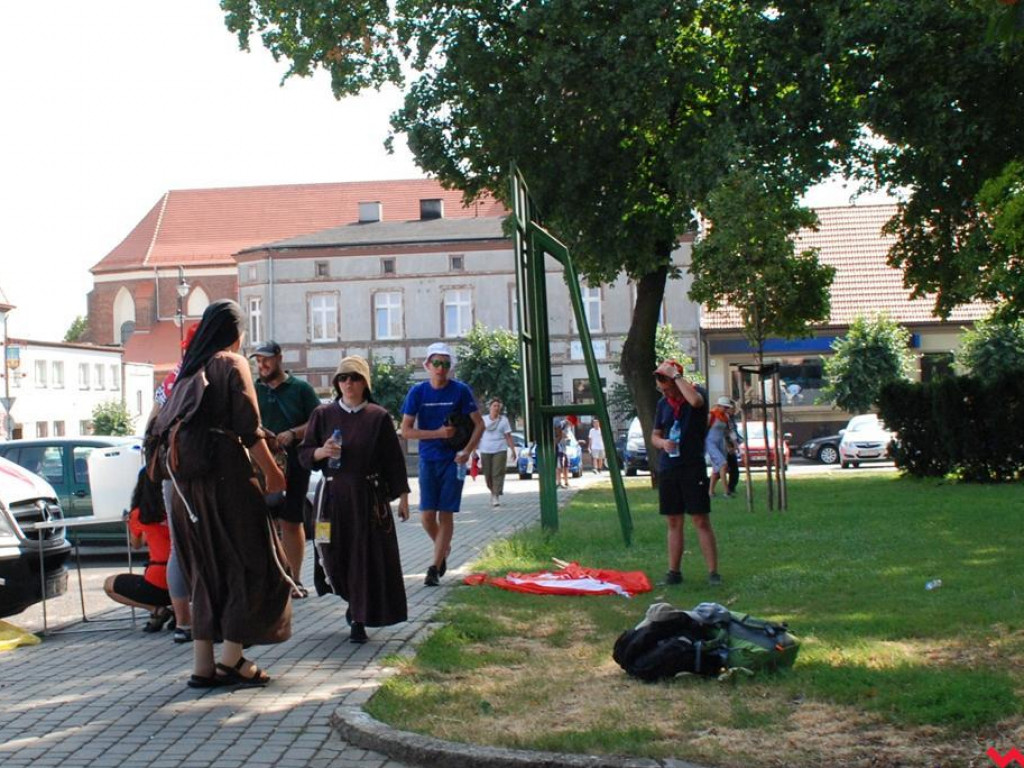 Drugi dzień pielgrzymki. Upalny dzień i chwila odpoczynku w Pyzdrach