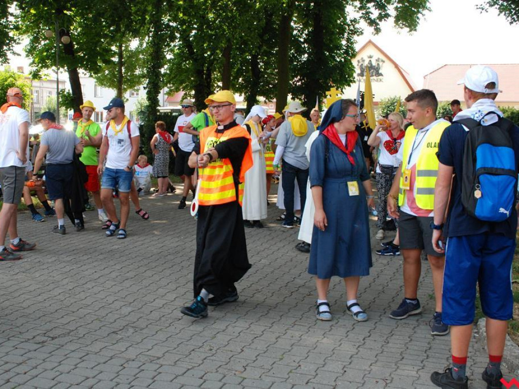 Drugi dzień pielgrzymki. Upalny dzień i chwila odpoczynku w Pyzdrach