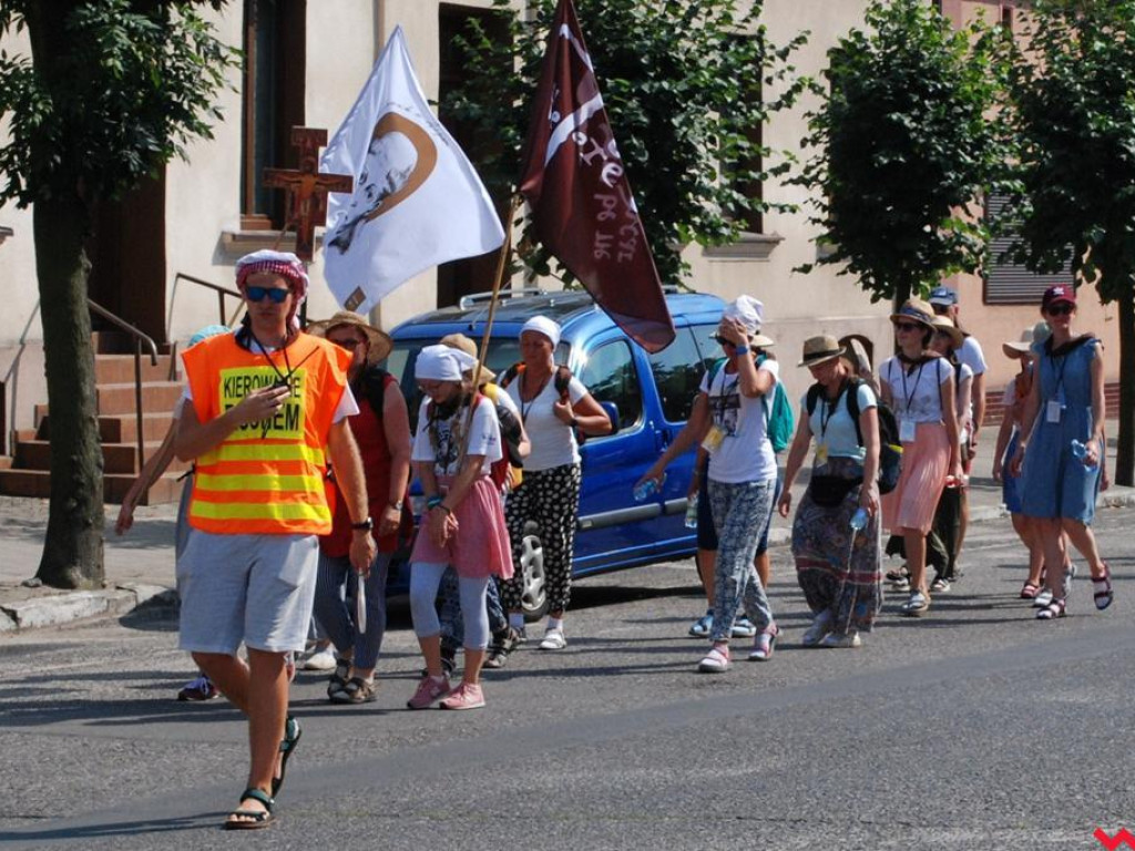 Drugi dzień pielgrzymki. Upalny dzień i chwila odpoczynku w Pyzdrach