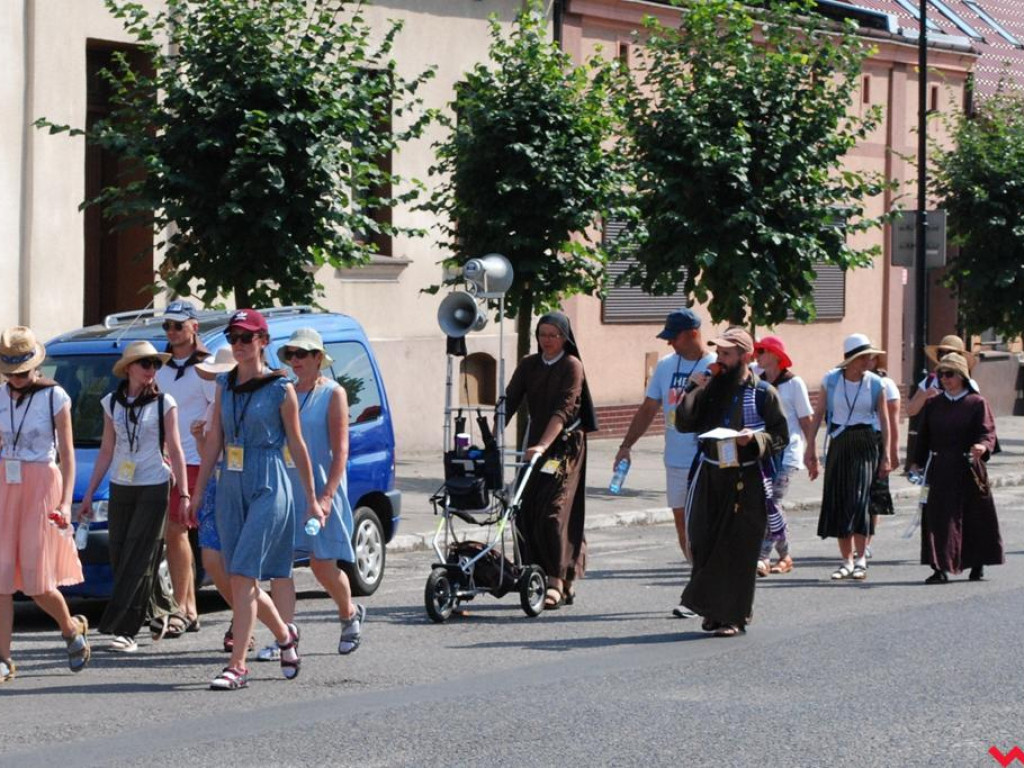 Drugi dzień pielgrzymki. Upalny dzień i chwila odpoczynku w Pyzdrach
