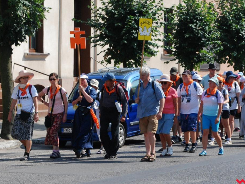 Drugi dzień pielgrzymki. Upalny dzień i chwila odpoczynku w Pyzdrach