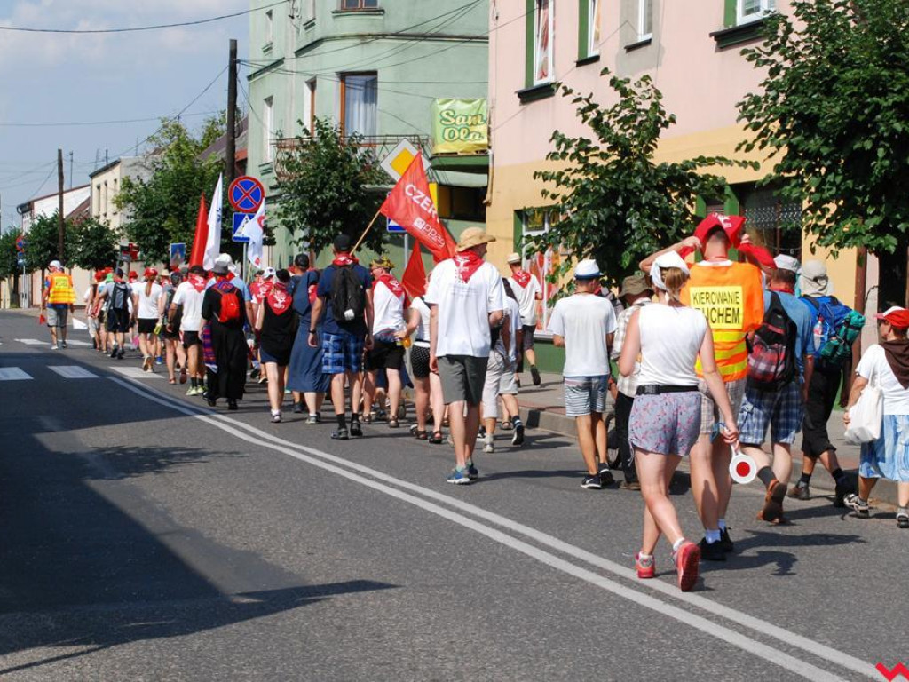 Drugi dzień pielgrzymki. Upalny dzień i chwila odpoczynku w Pyzdrach