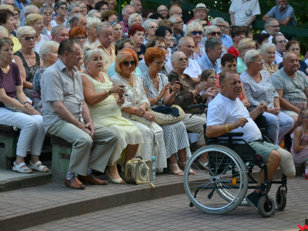 Mistrz serdeczności Krzysztof Koniarek przeniósł scenę na widownię
