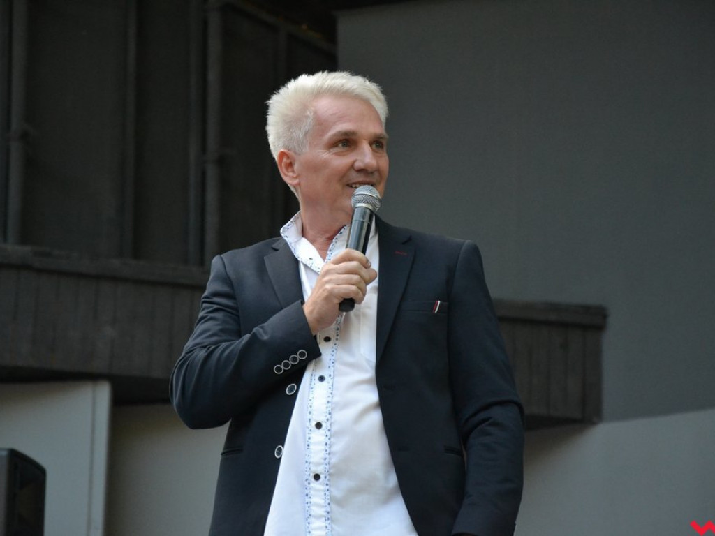Mistrz serdeczności Krzysztof Koniarek przeniósł scenę na widownię
