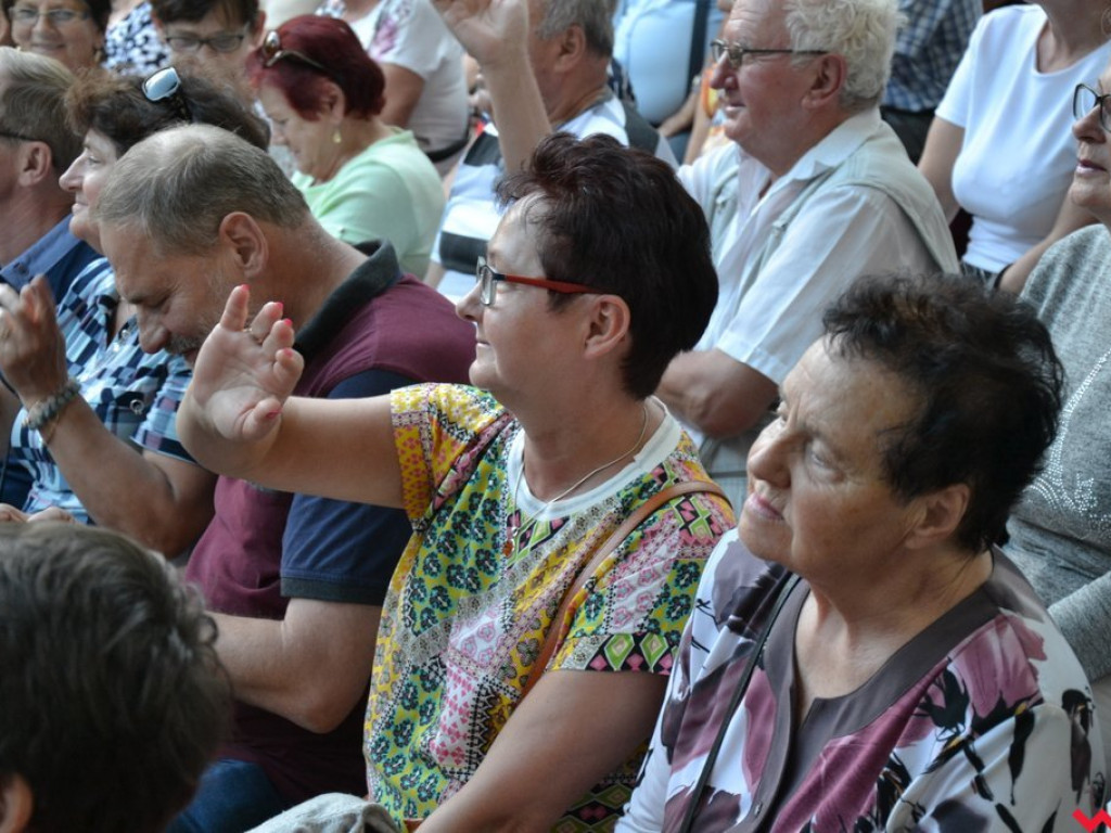 Mistrz serdeczności Krzysztof Koniarek przeniósł scenę na widownię