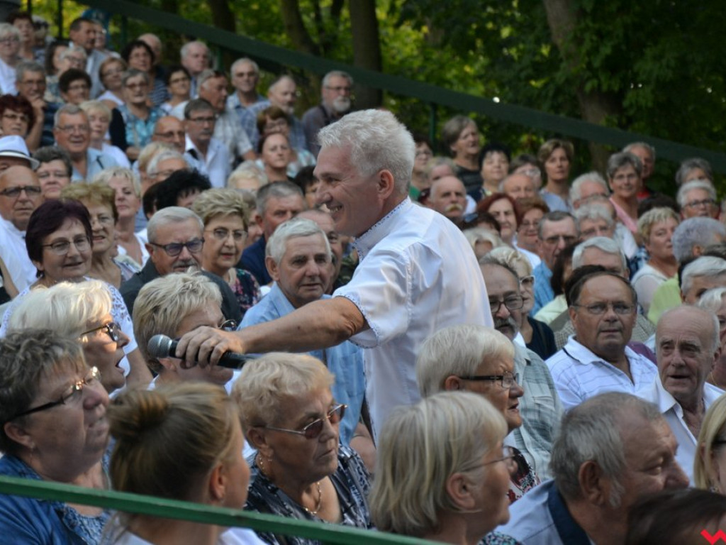 Mistrz serdeczności Krzysztof Koniarek przeniósł scenę na widownię