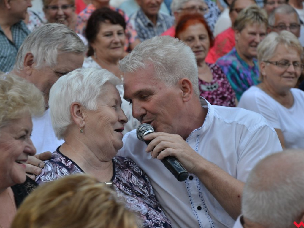 Mistrz serdeczności Krzysztof Koniarek przeniósł scenę na widownię