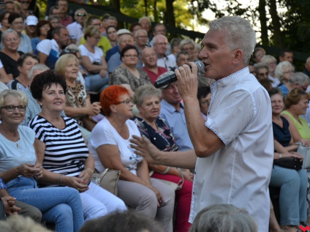 Mistrz serdeczności Krzysztof Koniarek przeniósł scenę na widownię