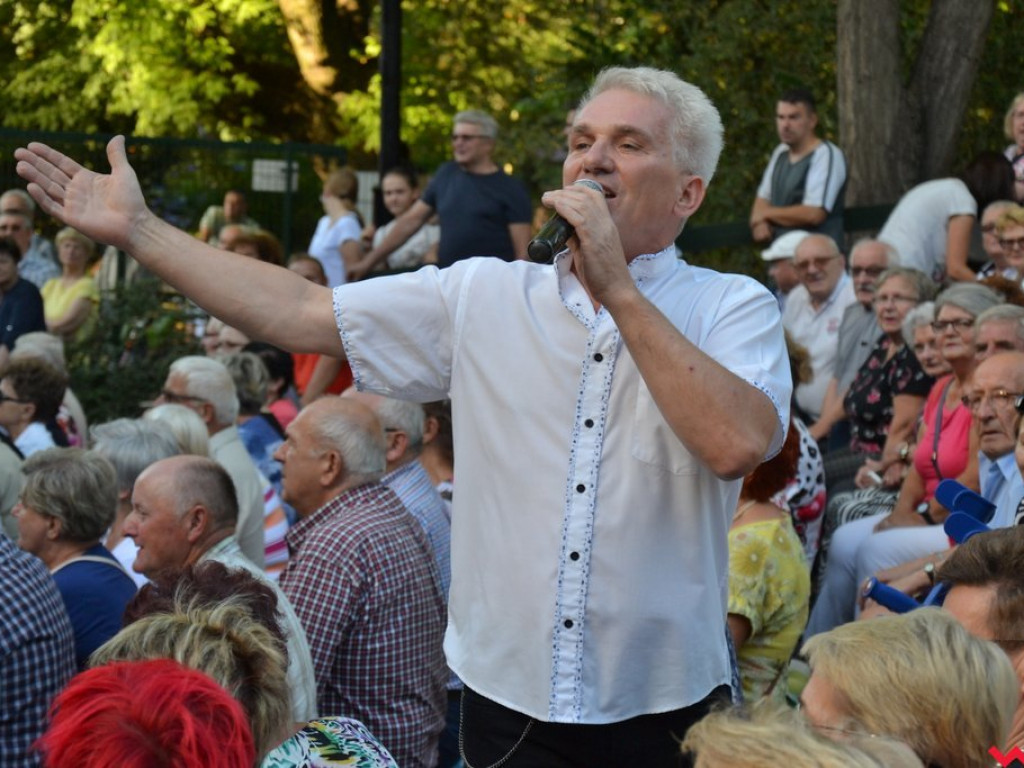 Mistrz serdeczności Krzysztof Koniarek przeniósł scenę na widownię