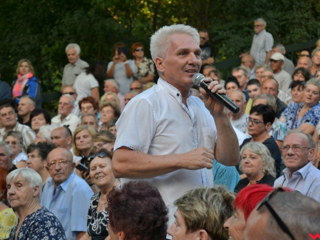 Mistrz serdeczności Krzysztof Koniarek przeniósł scenę na widownię