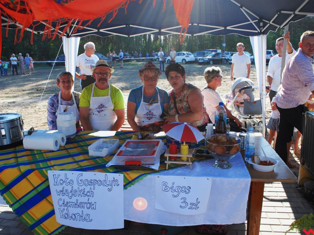 Śpiew, muzyka, tańce w podziękowaniu za plony. Dożynki w Dolnych Grądach