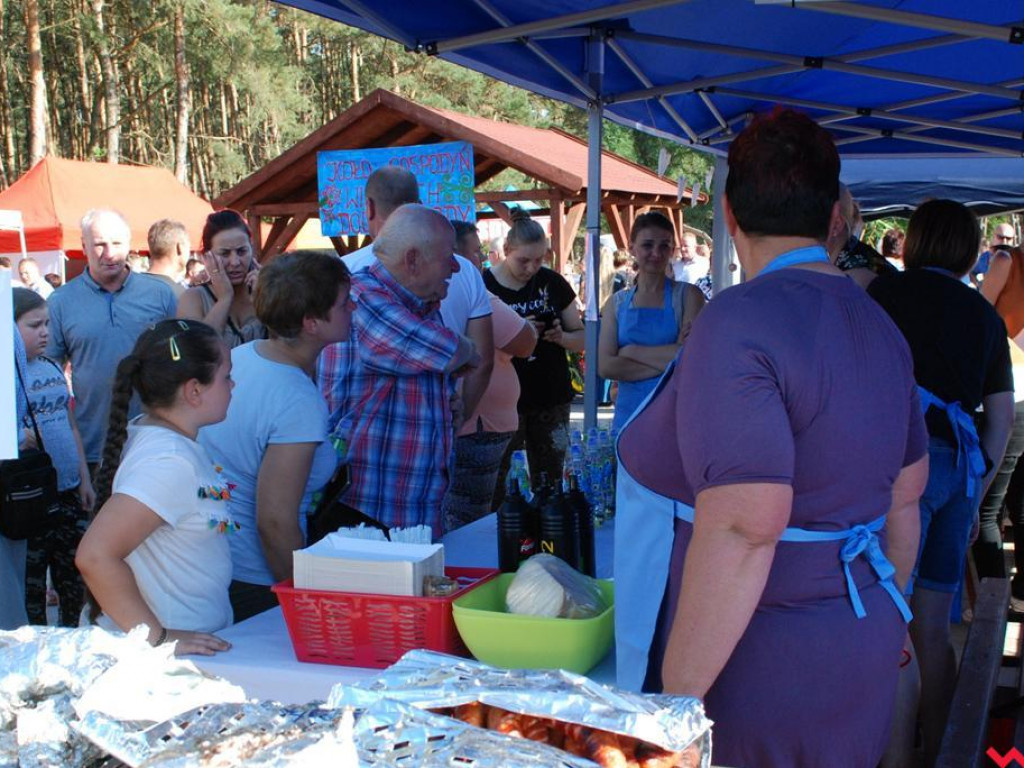 Śpiew, muzyka, tańce w podziękowaniu za plony. Dożynki w Dolnych Grądach