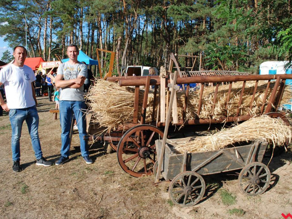 Śpiew, muzyka, tańce w podziękowaniu za plony. Dożynki w Dolnych Grądach