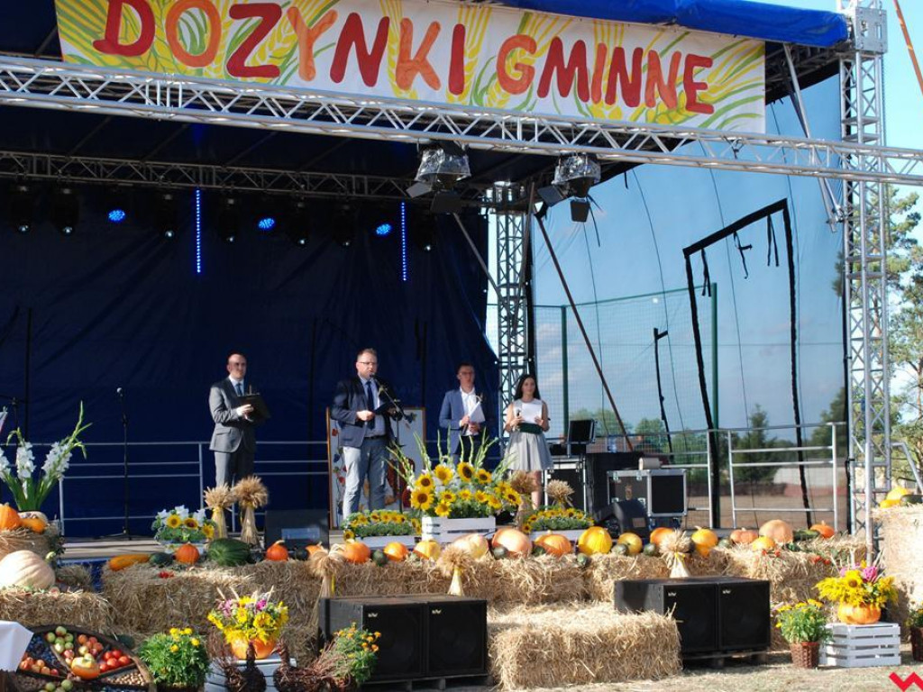 Śpiew, muzyka, tańce w podziękowaniu za plony. Dożynki w Dolnych Grądach
