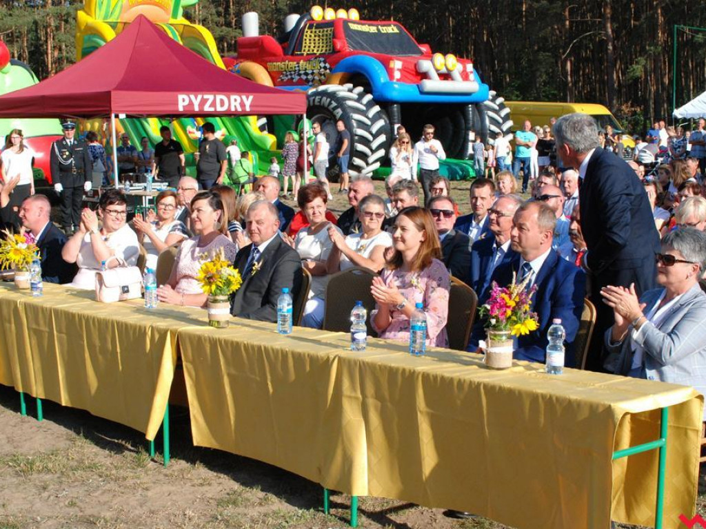 Śpiew, muzyka, tańce w podziękowaniu za plony. Dożynki w Dolnych Grądach