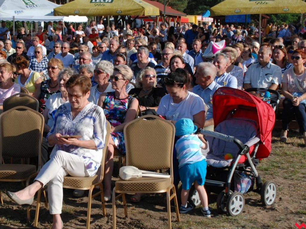 Śpiew, muzyka, tańce w podziękowaniu za plony. Dożynki w Dolnych Grądach
