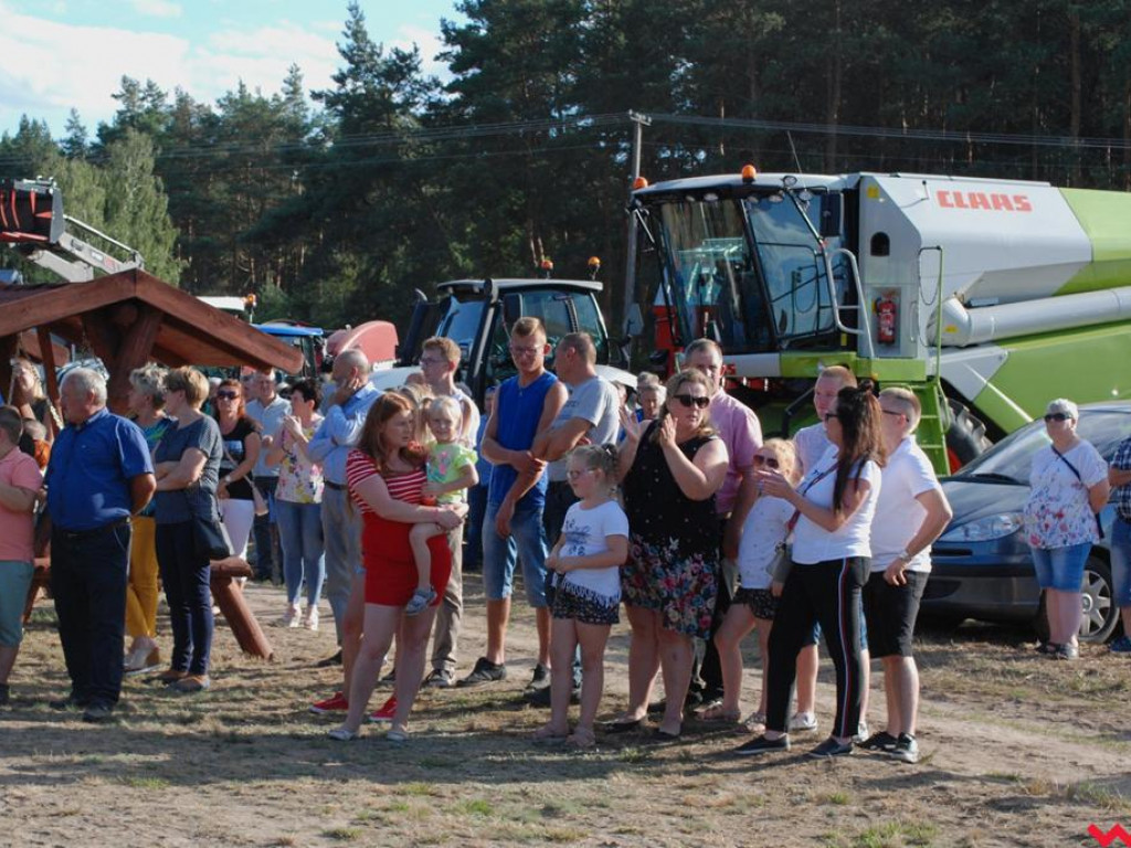 Śpiew, muzyka, tańce w podziękowaniu za plony. Dożynki w Dolnych Grądach