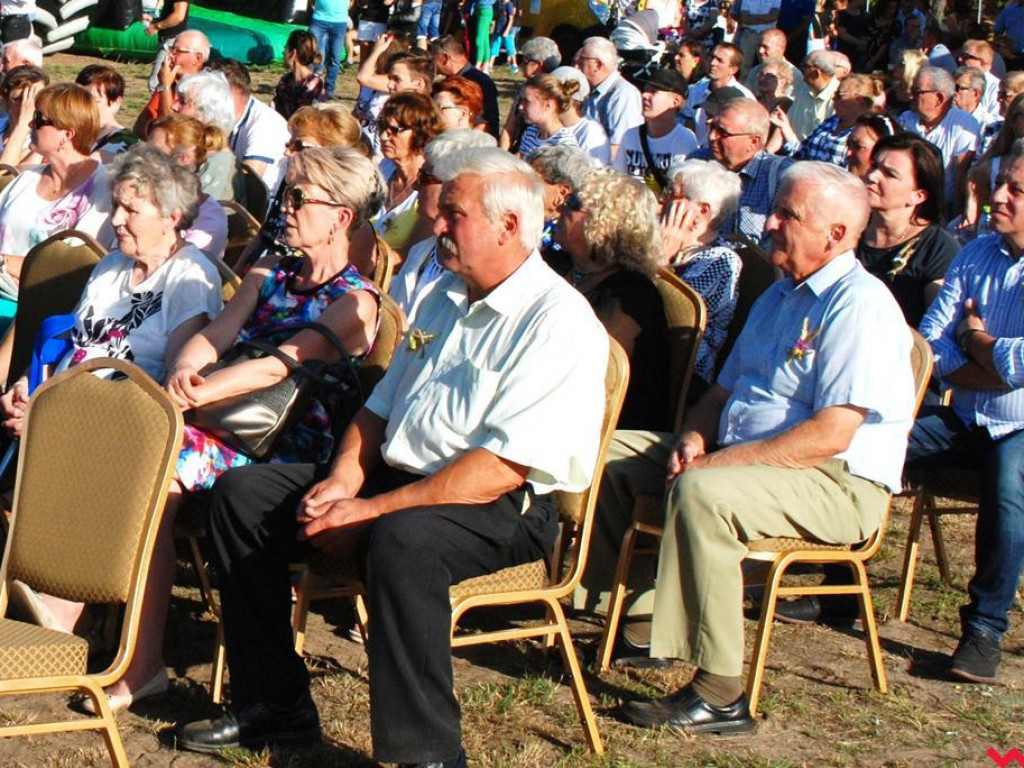 Śpiew, muzyka, tańce w podziękowaniu za plony. Dożynki w Dolnych Grądach