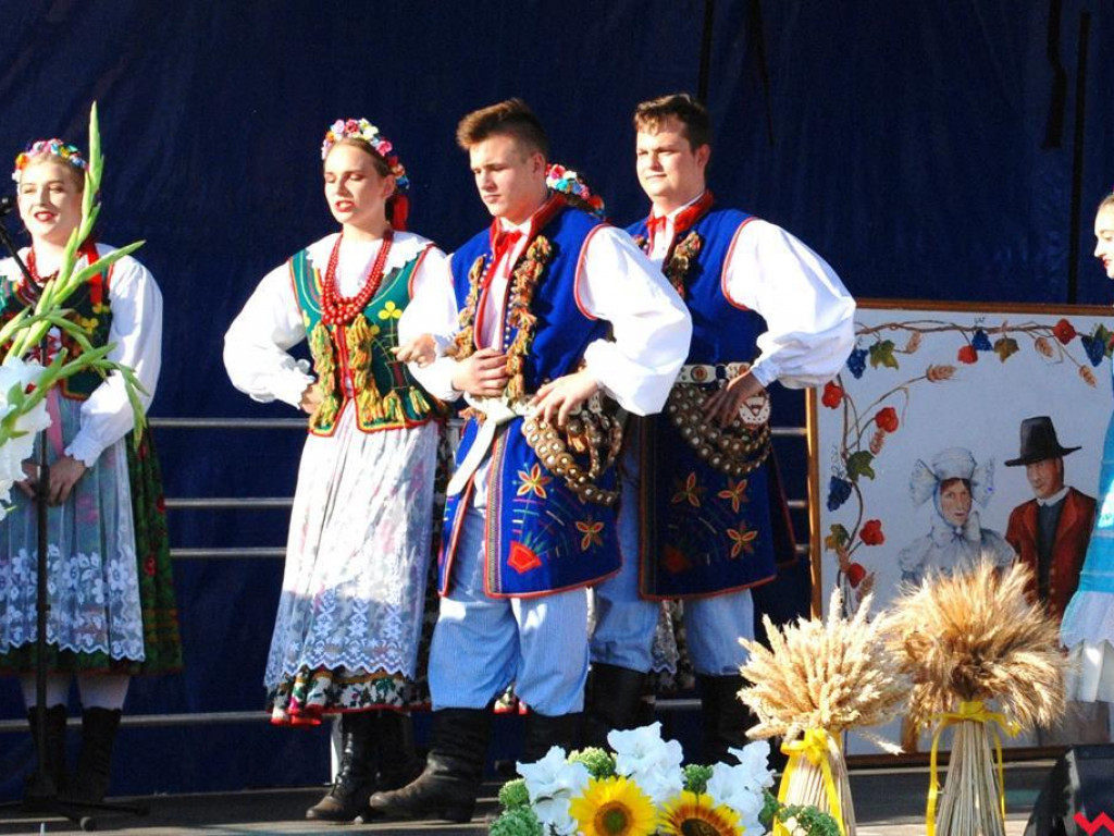 Śpiew, muzyka, tańce w podziękowaniu za plony. Dożynki w Dolnych Grądach