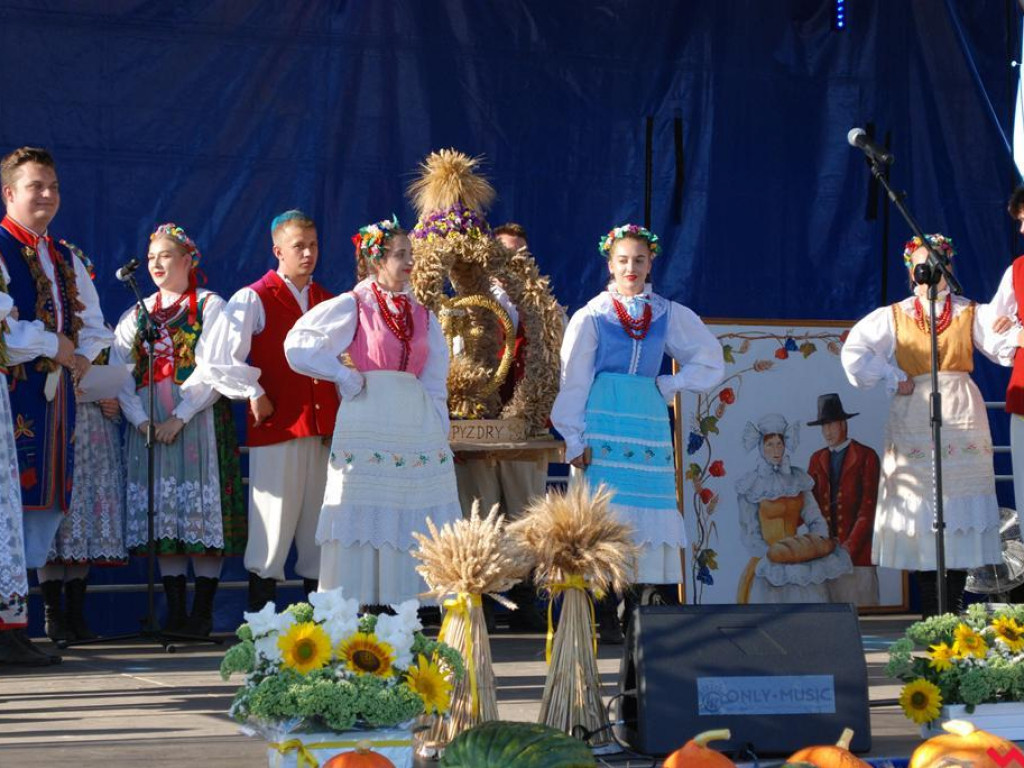 Śpiew, muzyka, tańce w podziękowaniu za plony. Dożynki w Dolnych Grądach