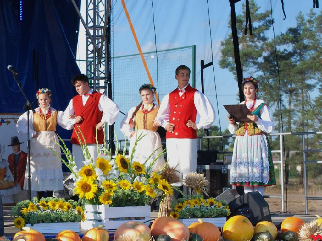 Śpiew, muzyka, tańce w podziękowaniu za plony. Dożynki w Dolnych Grądach