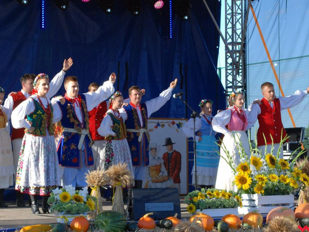 Śpiew, muzyka, tańce w podziękowaniu za plony. Dożynki w Dolnych Grądach