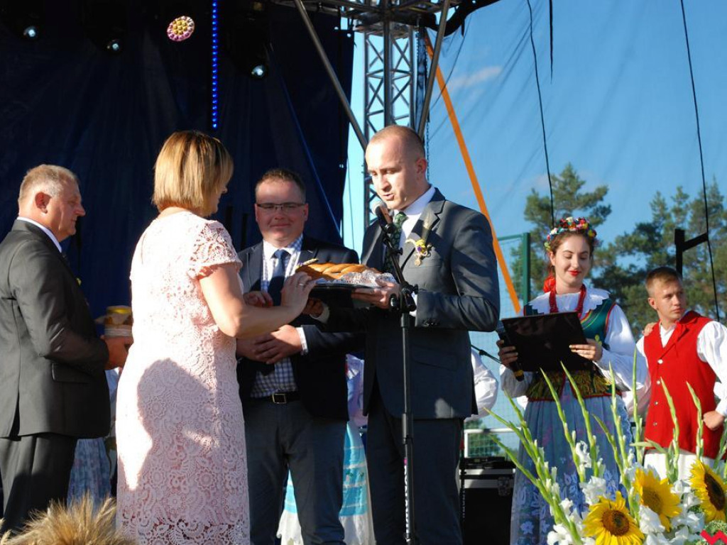 Śpiew, muzyka, tańce w podziękowaniu za plony. Dożynki w Dolnych Grądach