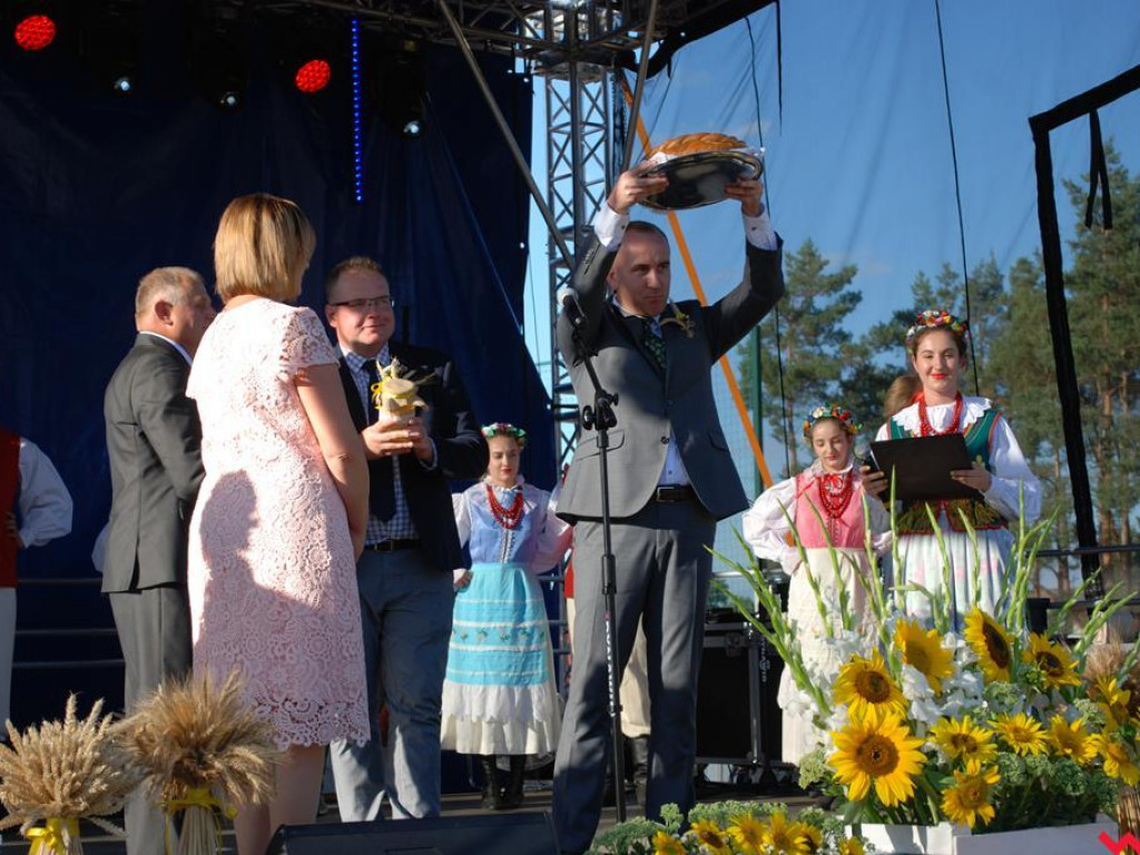 Śpiew, muzyka, tańce w podziękowaniu za plony. Dożynki w Dolnych Grądach