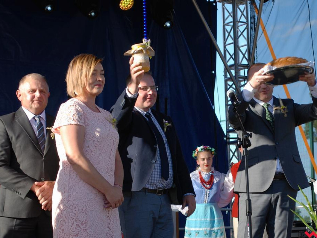 Śpiew, muzyka, tańce w podziękowaniu za plony. Dożynki w Dolnych Grądach