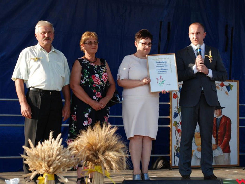 Śpiew, muzyka, tańce w podziękowaniu za plony. Dożynki w Dolnych Grądach