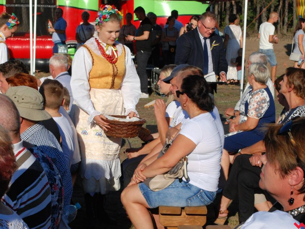 Śpiew, muzyka, tańce w podziękowaniu za plony. Dożynki w Dolnych Grądach