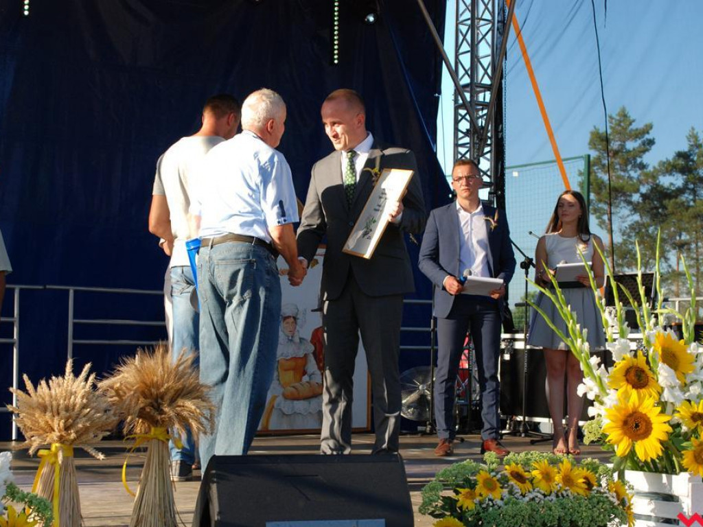 Śpiew, muzyka, tańce w podziękowaniu za plony. Dożynki w Dolnych Grądach