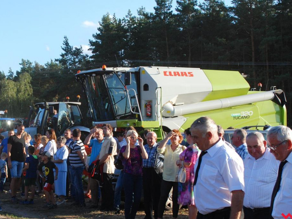 Śpiew, muzyka, tańce w podziękowaniu za plony. Dożynki w Dolnych Grądach