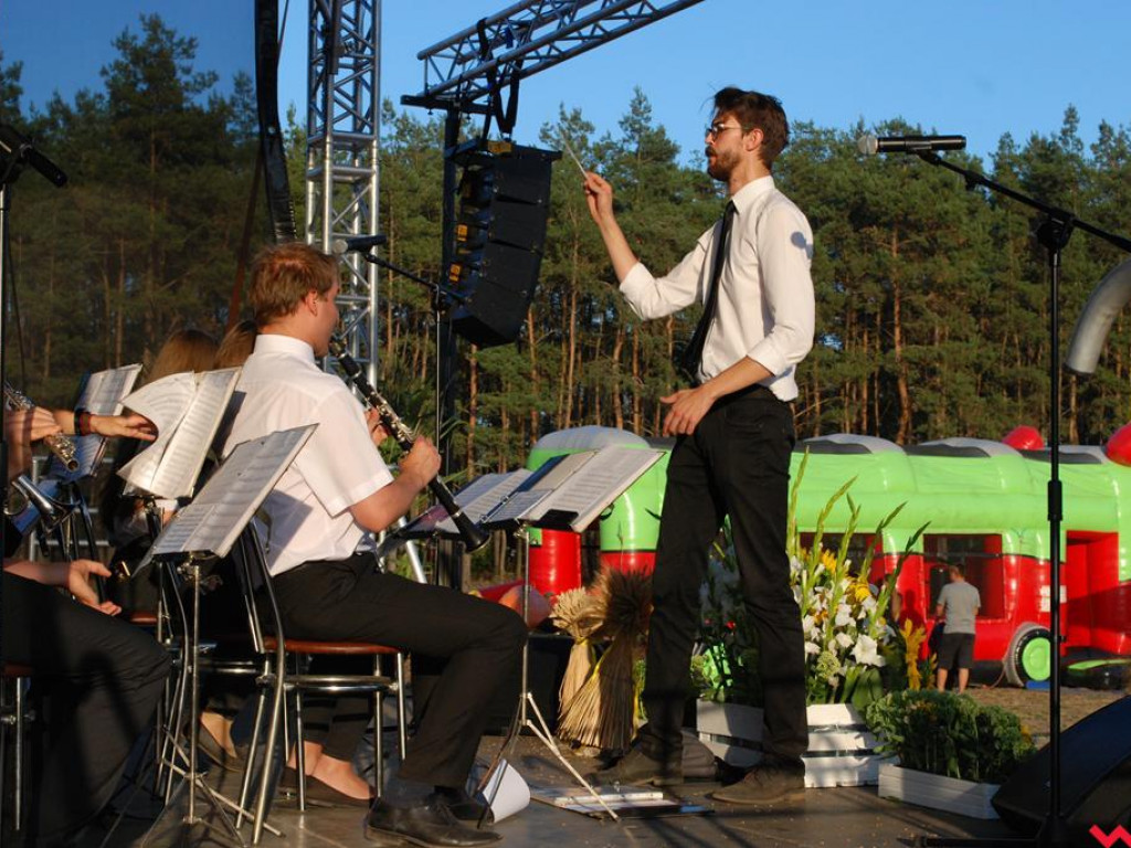 Śpiew, muzyka, tańce w podziękowaniu za plony. Dożynki w Dolnych Grądach
