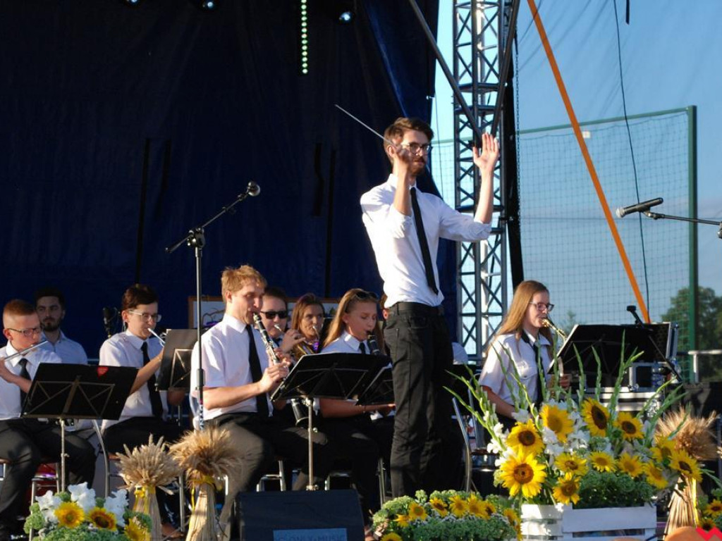Śpiew, muzyka, tańce w podziękowaniu za plony. Dożynki w Dolnych Grądach