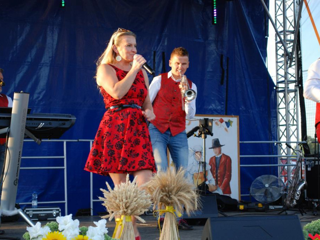 Śpiew, muzyka, tańce w podziękowaniu za plony. Dożynki w Dolnych Grądach