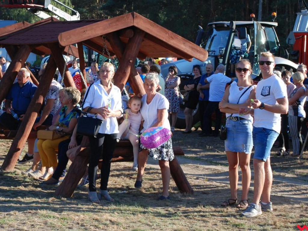 Śpiew, muzyka, tańce w podziękowaniu za plony. Dożynki w Dolnych Grądach