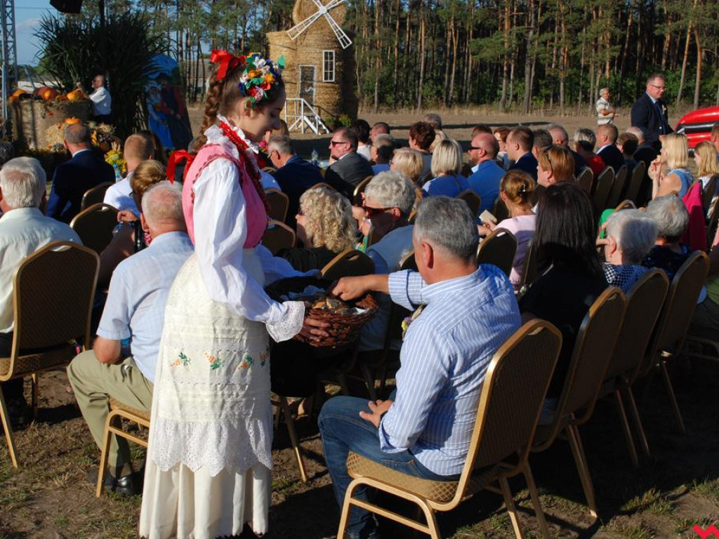 Śpiew, muzyka, tańce w podziękowaniu za plony. Dożynki w Dolnych Grądach