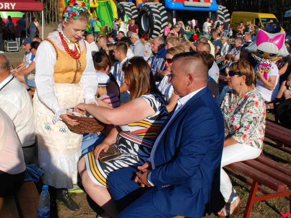 Śpiew, muzyka, tańce w podziękowaniu za plony. Dożynki w Dolnych Grądach