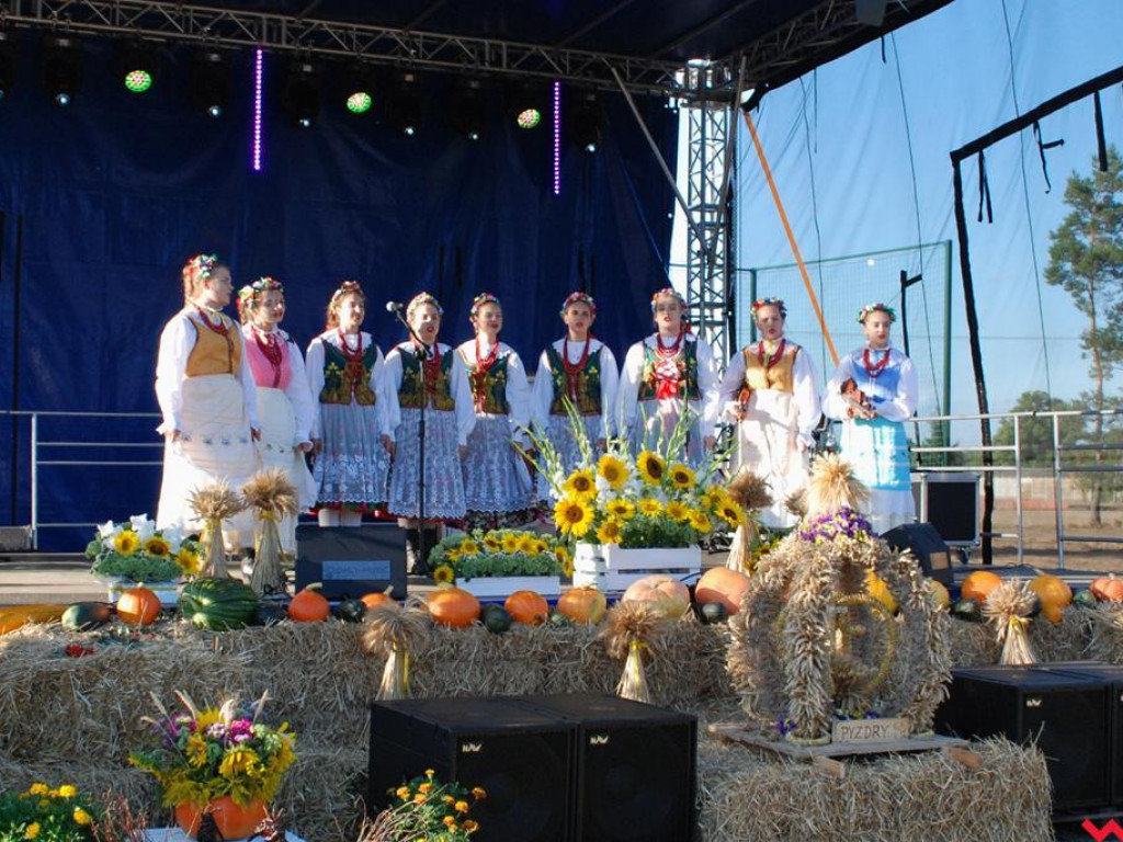 Śpiew, muzyka, tańce w podziękowaniu za plony. Dożynki w Dolnych Grądach