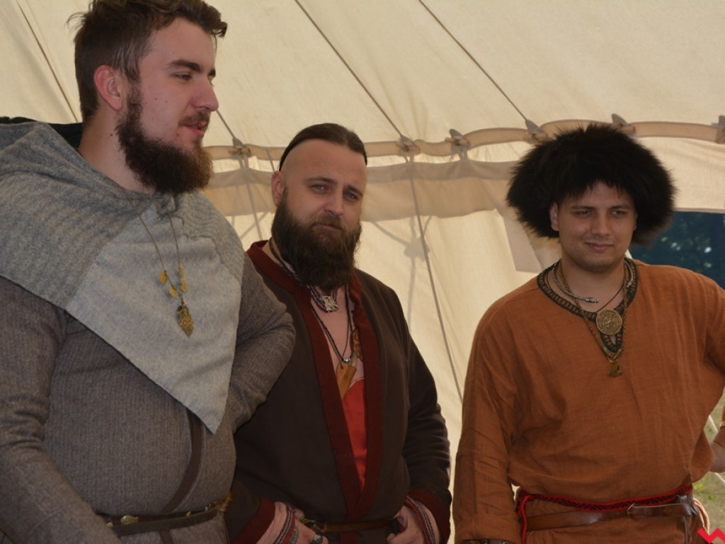 Ucieczka z uczty i pogrzeb wodza, czyli sobota na grzybowskim grodzie