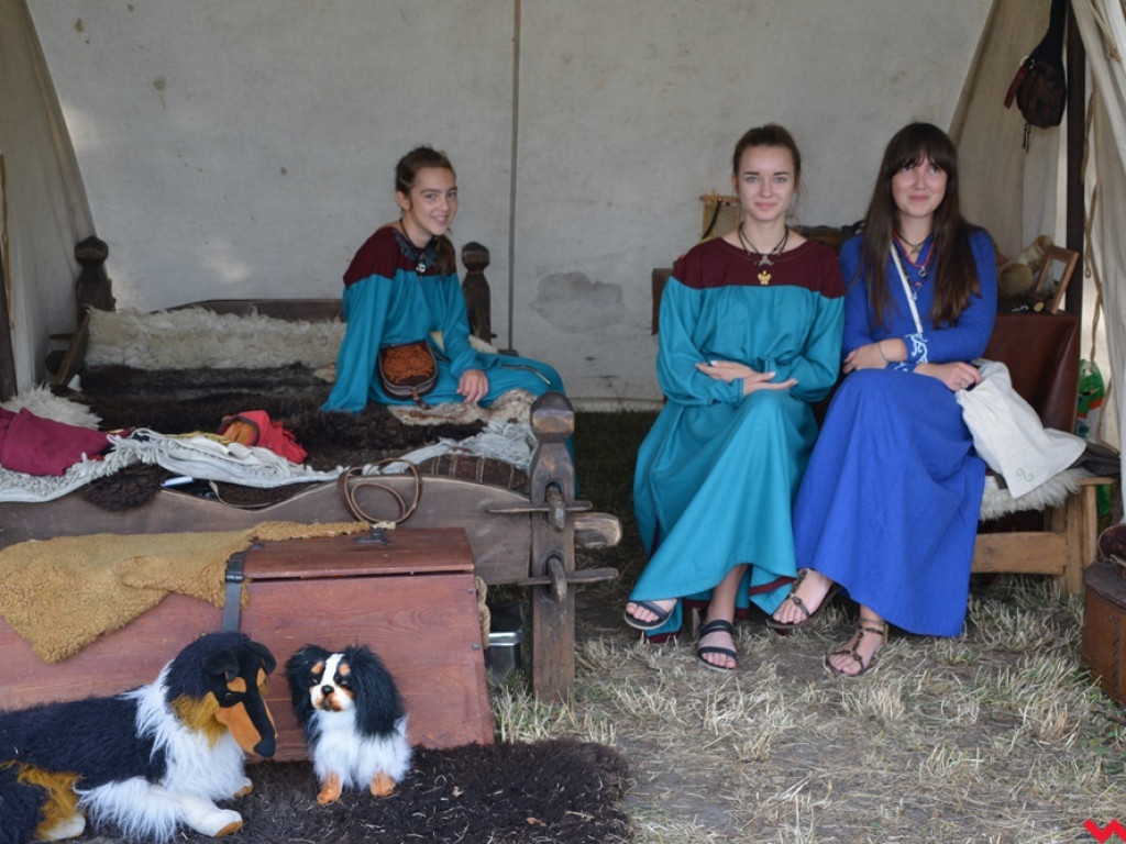 Ucieczka z uczty i pogrzeb wodza, czyli sobota na grzybowskim grodzie