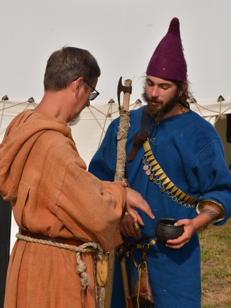 Ucieczka z uczty i pogrzeb wodza, czyli sobota na grzybowskim grodzie