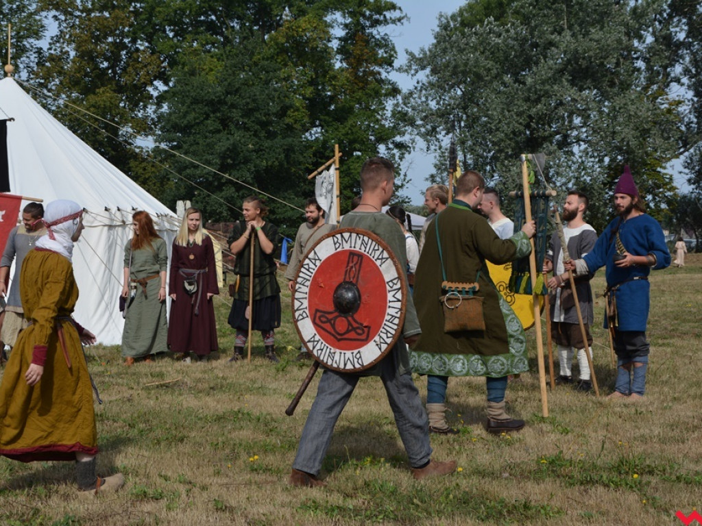 Ucieczka z uczty i pogrzeb wodza, czyli sobota na grzybowskim grodzie