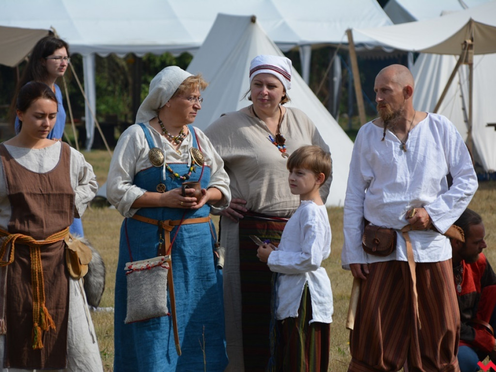 Ucieczka z uczty i pogrzeb wodza, czyli sobota na grzybowskim grodzie