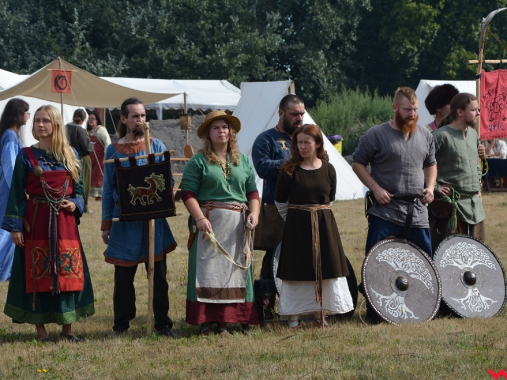 Ucieczka z uczty i pogrzeb wodza, czyli sobota na grzybowskim grodzie