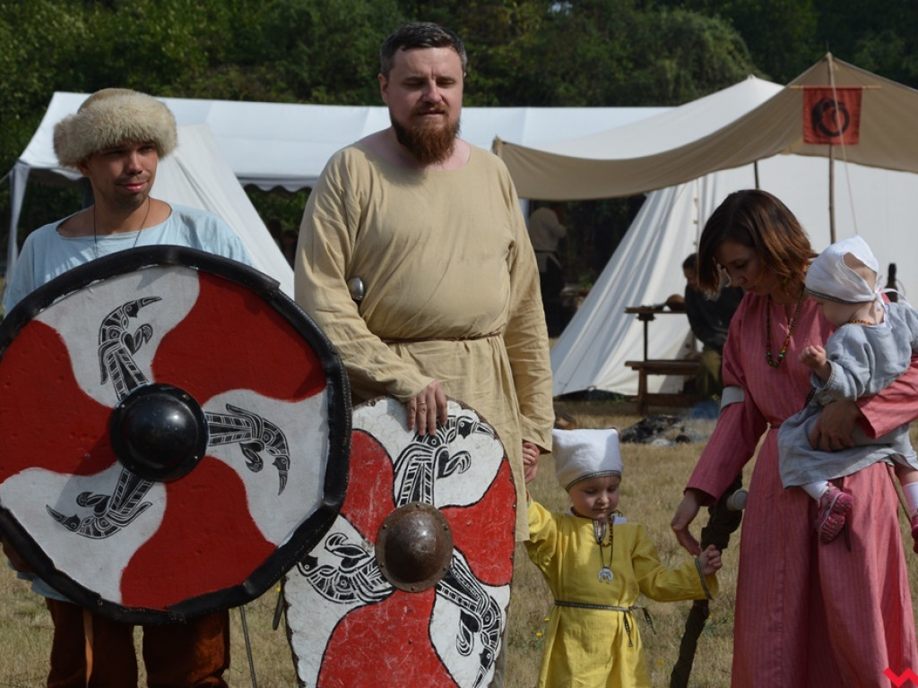 Ucieczka z uczty i pogrzeb wodza, czyli sobota na grzybowskim grodzie