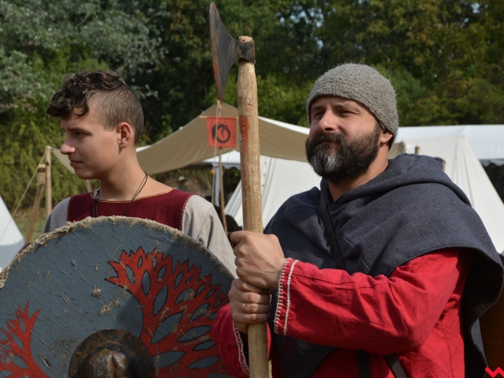 Ucieczka z uczty i pogrzeb wodza, czyli sobota na grzybowskim grodzie